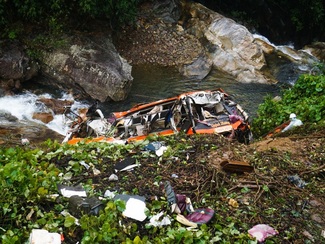 Cận cảnh chiếc xe khách lao xuống vực sâu ở cao tốc La Sơn - Túy Loan- Ảnh 6.