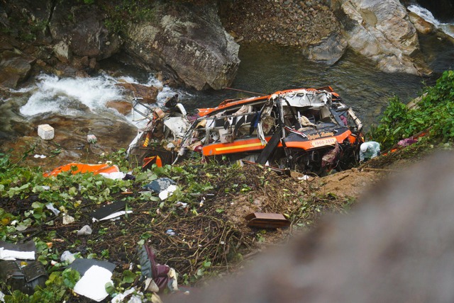 Cận cảnh chiếc xe khách lao xuống vực sâu ở cao tốc La Sơn - Túy Loan- Ảnh 2.
