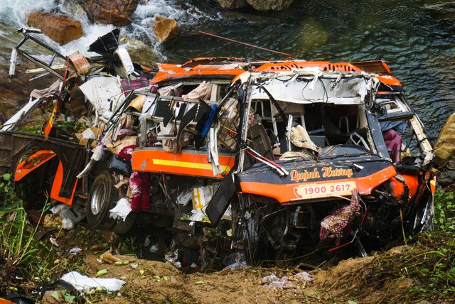 Cận cảnh chiếc xe khách lao xuống vực sâu ở cao tốc La Sơn - Túy Loan- Ảnh 7.