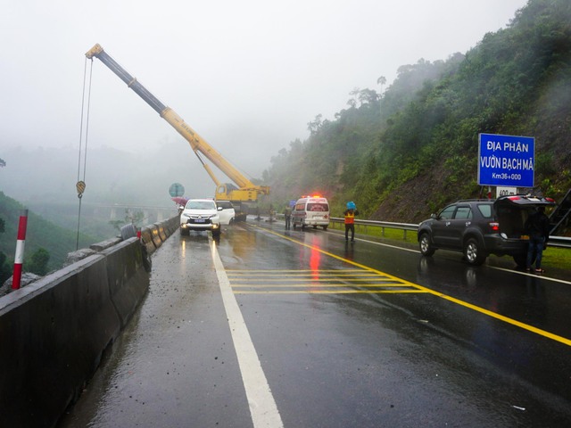 Cận cảnh chiếc xe khách lao xuống vực sâu ở cao tốc La Sơn - Túy Loan- Ảnh 11.