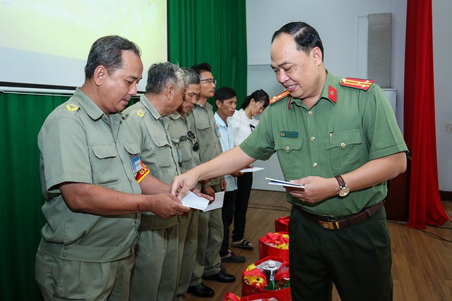 Chương trình Cây mùa xuân 2024: 500 phần quà tết đã đến với người dân TP.HCM- Ảnh 3.