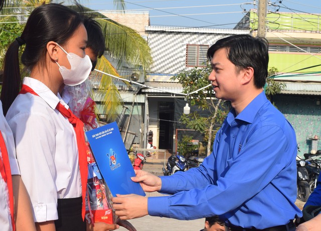 'Xuân biên giới - Tết biển đảo' mang niềm vui đến cho người dân Đồng Tháp- Ảnh 3.