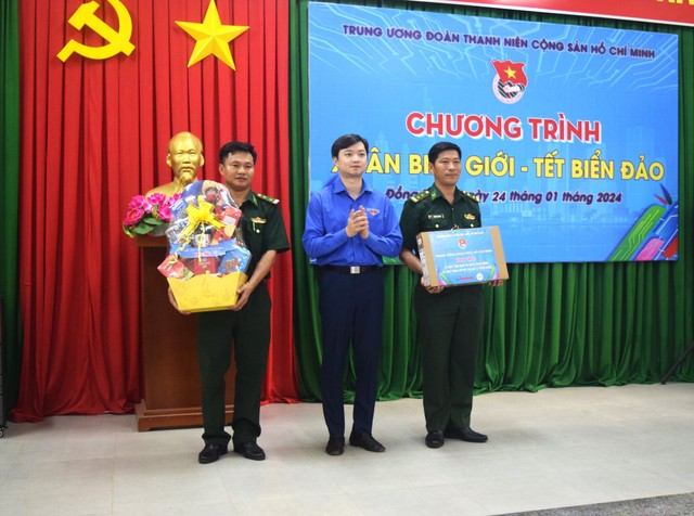 'Xuân biên giới - Tết biển đảo' mang niềm vui đến cho người dân Đồng Tháp- Ảnh 2.