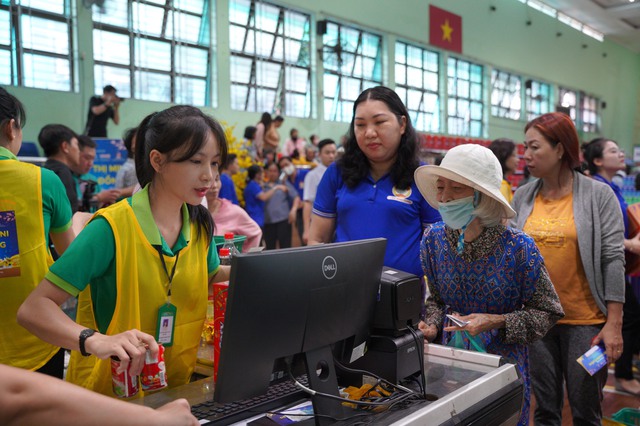 Tổ chức siêu thị mini 0 đồng hỗ trợ người dân đón Tết Giáp Thìn 2024- Ảnh 1.