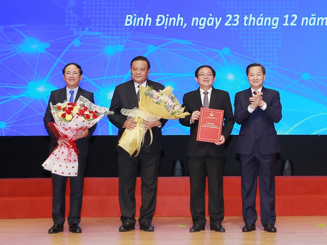 Phó thủ tướng Lê Minh Khái (bìa phải) trao quyết định phê duyệt Quy hoạch tỉnh Bình Định thời kỳ 2021 - 2030, tầm nhìn đến năm 2050, cho lãnh đạo tỉnh Bình Định. ẢNH: DŨNG PHÚC