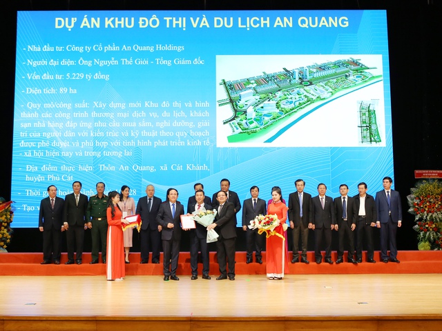 Lãnh đạo tỉnh Bình Định trao quyết định đầu tư một dự án đô thị và du lịch. ẢNH: DŨNG PHÚC