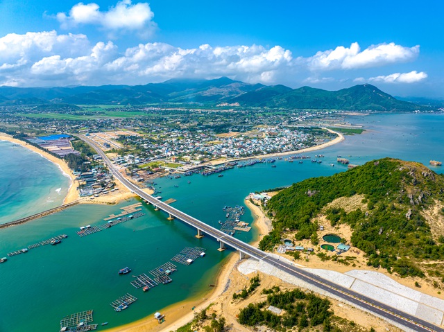 Tỉnh Bình Định sẽ phát triển các đô thị du lịch dọc theo tuyến đường ven biển. ẢNH: DŨNG NHÂN