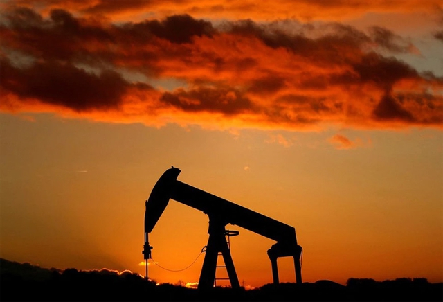 Giá xăng dầu hôm nay 24.2.2024: Lao dốc mất hơn 2 USD/thùng sau một đêm- Ảnh 1.
