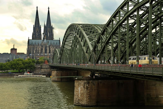 'Chứng minh' tình yêu với một chiếc khóa trên cầu Hohenzollern, Cologne, Đức- Ảnh 1.