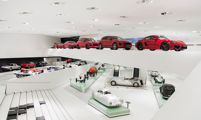 Thăm bảo tàng xe hơi, lâu đài và quảng trường cổ kính tại Stuttgart, Đức- Ảnh 2.