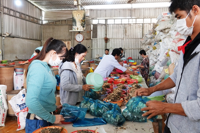 Nhiều tình nguyện viên tham gia hỗ trợ bốc thuốc  tại phòng khám từ thiện của ông Chiến