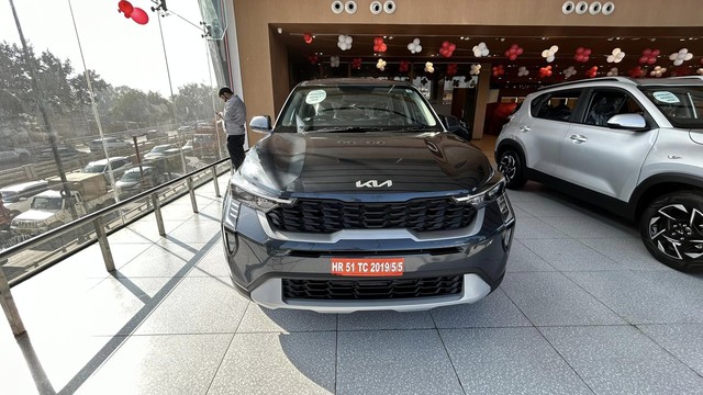 Kia Sonet 2024 bản tiêu chuẩn 'cắt' nhiều tính năng, giá dưới 300 triệu đồng- Ảnh 1.