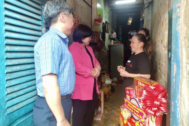 Bà Văn Thị Bạch Tuyết tặng quà tết cho các gia đình khó khăn ở TP.HCM- Ảnh 2.