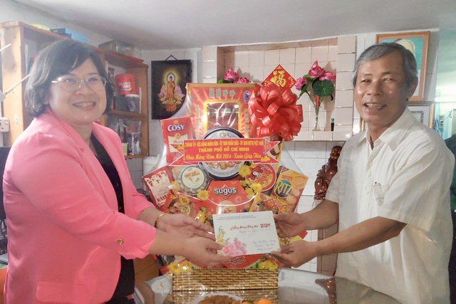 Bà Văn Thị Bạch Tuyết tặng quà tết cho các gia đình khó khăn ở TP.HCM- Ảnh 1.
