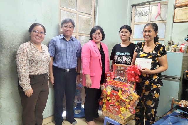 Bà Văn Thị Bạch Tuyết tặng quà tết cho các gia đình khó khăn ở TP.HCM- Ảnh 3.