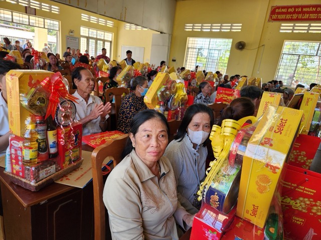 VWS tài trợ hơn 150 triệu đồng quà tết cho người dân Quới Sơn, Bến Tre- Ảnh 2.