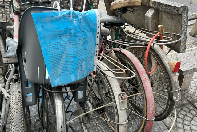 Gần 200 xe máy, xe đạp 'đắp chiếu' dưới hầm chung cư Linh Đàm không người nhận- Ảnh 2.