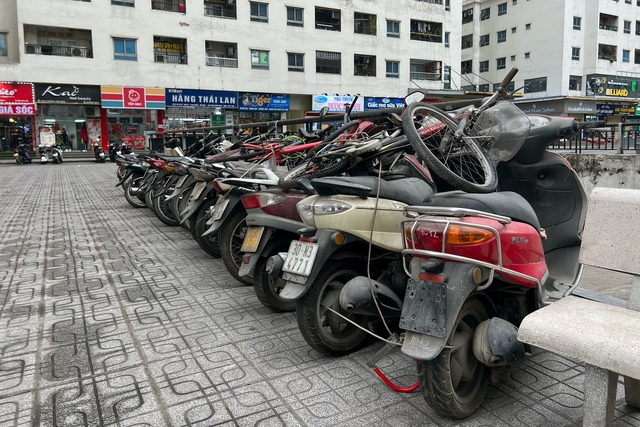 Gần 200 xe máy, xe đạp 'đắp chiếu' dưới hầm chung cư Linh Đàm không người nhận- Ảnh 1.