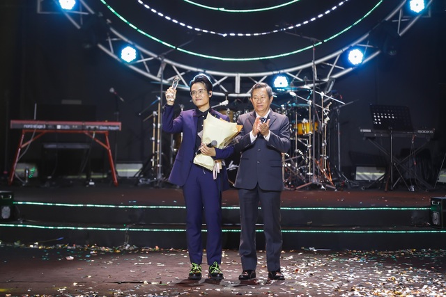 Văn Mai Hương và Tăng Duy Tân đoạt giải 'Ca sĩ của năm' Làn Sóng Xanh 2023- Ảnh 9.