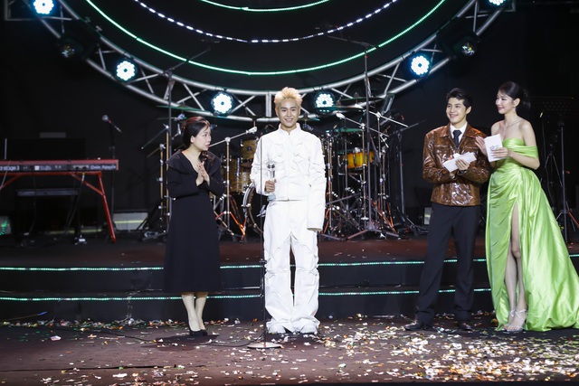 Văn Mai Hương và Tăng Duy Tân đoạt giải 'Ca sĩ của năm' Làn Sóng Xanh 2023- Ảnh 1.