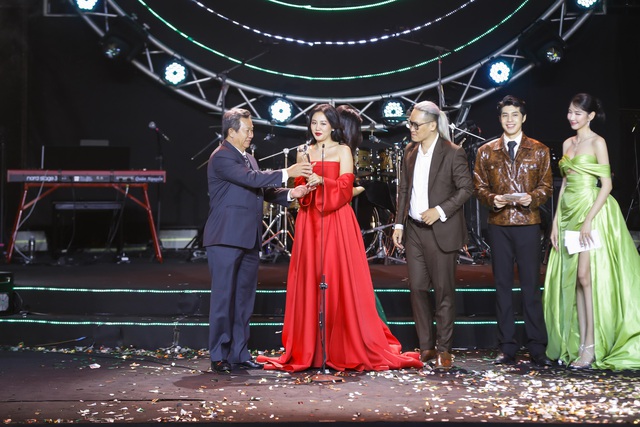 Văn Mai Hương và Tăng Duy Tân đoạt giải 'Ca sĩ của năm' Làn Sóng Xanh 2023- Ảnh 2.