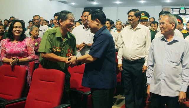 Chủ tịch Quốc hội Vương Đình Huệ thăm, tặng quà gia đình chính sách, hộ nghèo ở Bạc Liêu- Ảnh 4.