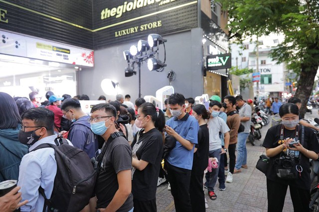 Hàng ngàn người dùng đến xếp hàng chờ mua Redmi Note 13 tại Việt Nam- Ảnh 2.
