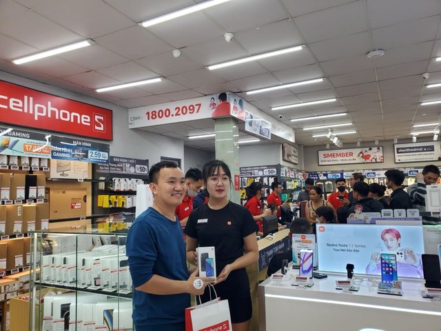 Hàng ngàn người dùng đến xếp hàng chờ mua Redmi Note 13 tại Việt Nam- Ảnh 4.