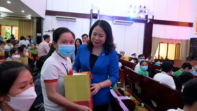 Phó chủ tịch nước Võ Thị Ánh Xuân trao 10 căn nhà Đại đoàn kết cho Bến Tre- Ảnh 2.