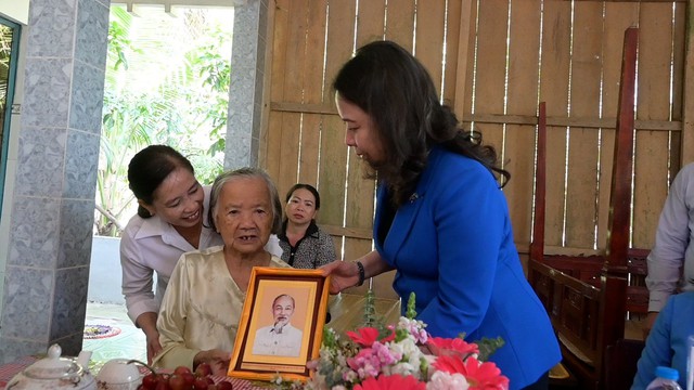 Phó chủ tịch nước Võ Thị Ánh Xuân trao 10 căn nhà Đại đoàn kết cho Bến Tre- Ảnh 1.