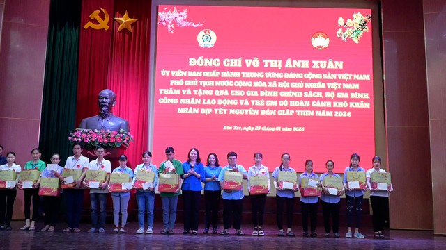 Phó chủ tịch nước Võ Thị Ánh Xuân trao 10 căn nhà Đại đoàn kết cho Bến Tre- Ảnh 3.