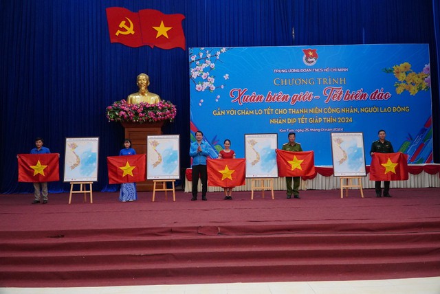 T.Ư Đoàn tổ chương trình ‘Xuân biên giới - Tết biển đảo’ tại Kon Tum- Ảnh 2. T.Ư Đoàn tổ chương trình ‘Xuân biên giới - Tết biển đảo’ tại Kon Tum- Ảnh 2.