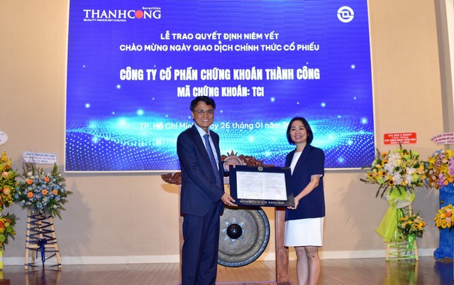 Chủ tịch HĐQT Nguyễn Khánh Linh thực hiện nghi lễ đánh chiêng chào mừng ngày giao dịch chính thức cổ phiếu TCI trên sàn HoSE