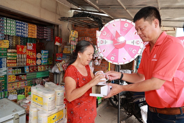 &quot;Chuyến xe may mắn, gắn kết niềm vui&quot; đã đem không khí vui vẻ, tấp nập đến các cửa tiệm tạp hóa mà xe ghé qua