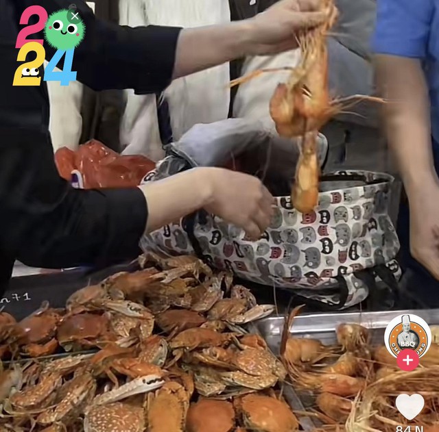 Hà Nội: Nhóm khách ăn buffet rồi nhét 10 kg hải sản vào túi mang về- Ảnh 1.