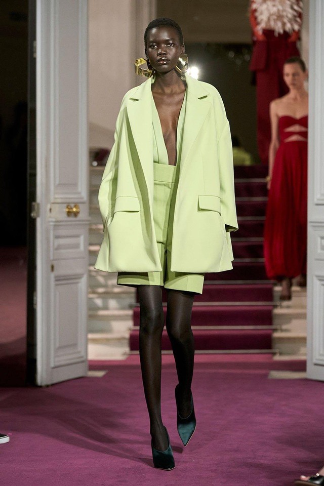 Naked dress - những thiết kế xuyên thấu, hở bạo gây tranh cãi trên sàn diễn Paris - Ảnh 12.