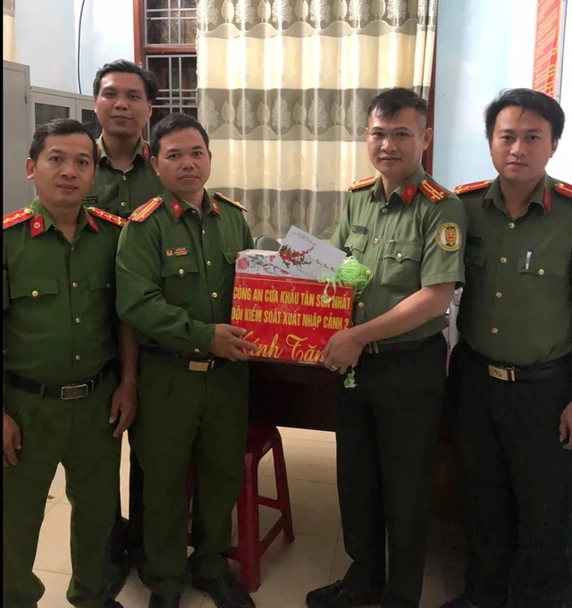 Công an cửa khẩu Cảng HKQT Tân Sơn Nhất thăm, chúc tết, tặng quà 11 xã biên giới- Ảnh 4.