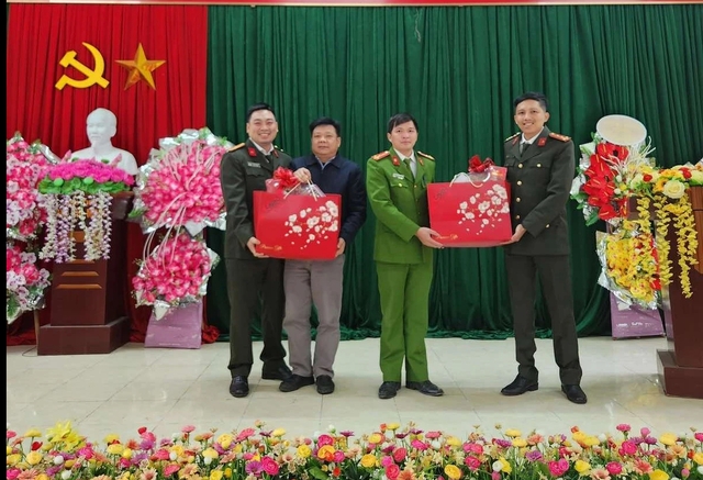 Công an cửa khẩu Cảng HKQT Tân Sơn Nhất thăm, chúc tết, tặng quà 11 xã biên giới- Ảnh 3.