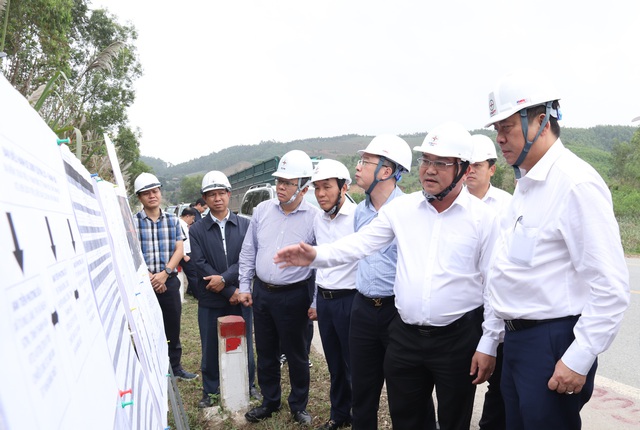Chủ tịch EVN Nguyễn Anh Tuấn kiểm tra thực địa triển khai dự án đường dây 500 kV mạch 3 tại Thanh Hóa