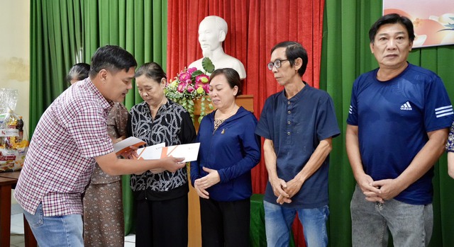 Báo Thanh Niên và Tập đoàn Kim Oanh trao hơn 2 tỉ đồng quà tết đến người nghèo khó- Ảnh 3.