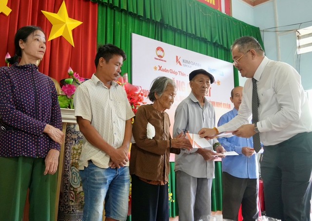Báo Thanh Niên và Tập đoàn Kim Oanh trao hơn 2 tỉ đồng quà tết đến người nghèo khó- Ảnh 2.