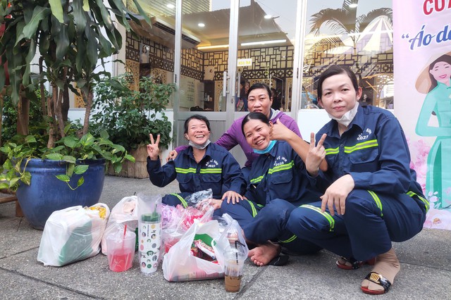 Tặng quà tết cho 400 nữ công nhân vệ sinh môi trường TP.HCM- Ảnh 2.