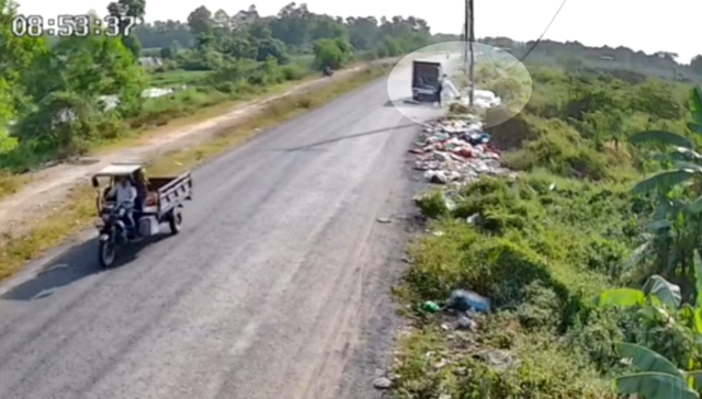 TP.HCM: Công an truy tìm xe tải đổ trộm rác thải trên đường Trần Hải Phụng- Ảnh 1.