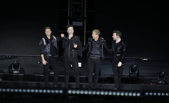 Sau hơn 2 tháng, Westlife bất ngờ nhớ về concert ở Việt Nam- Ảnh 4.