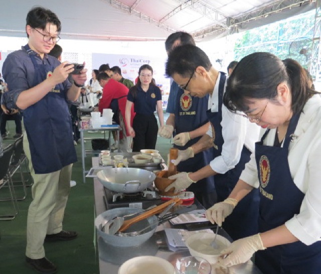 Tổng lãnh sự quán Thái Lan tổ chức chương trình hướng dẫn nấu món ăn Thái- Ảnh 4.