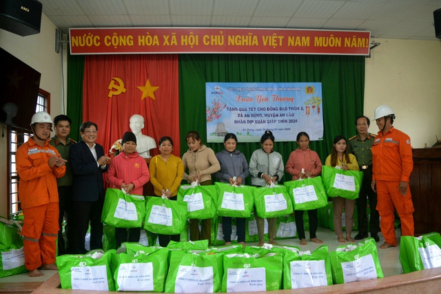 PC Bình Định tặng quà tết cho đồng bào vùng cao- Ảnh 1.