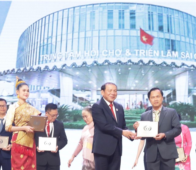 Trung tâm Hội chợ và Triển lãm Sài Gòn nhận giải thưởng ASEAN- Ảnh 1.
