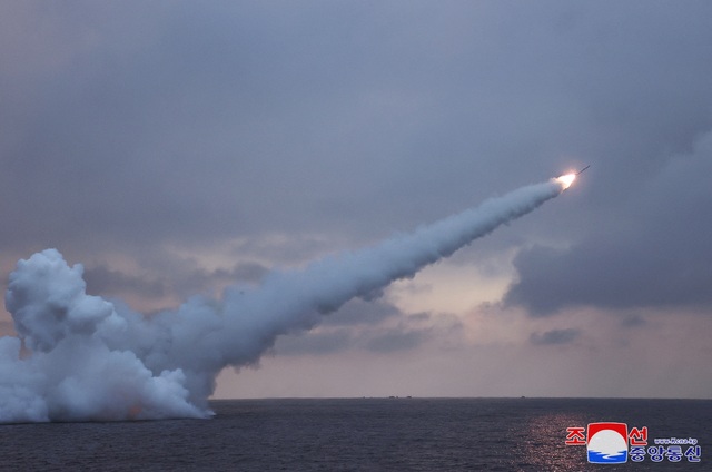 Triều Tiên thử tên lửa hành trình từ tàu ngầm- Ảnh 1.