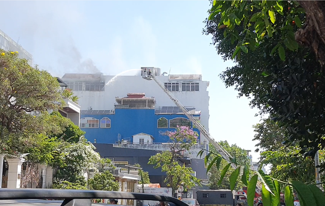 Cháy nhà 6 tầng tại Q.Tân Phú nhiều người tháo chạy thoát thân- Ảnh 2.