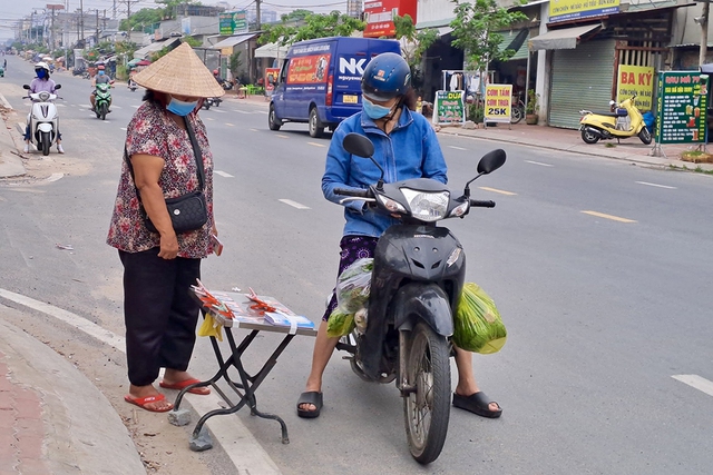 Mưu sinh khi tết cận kề: Người già kiếm sống- Ảnh 1.